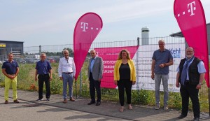Pressefoto mit allen Beteiligten zum Glasfaserausbau bei ba'sic
