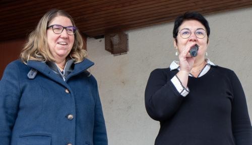 Grundschule Sundheim Monika Jauch und Anja Weinacker stehen nebeneinander. Anja Weinacker spricht in ein Mikrofon.