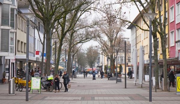 Einzelhandelsdialog Die Fußgängerzone an einem Donnerstagmittag.