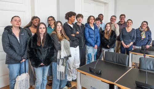 Schülerbesuch Berufsschüler, Lehrer und OB Wolfram Britz im Bürgersaal im Rathaus.