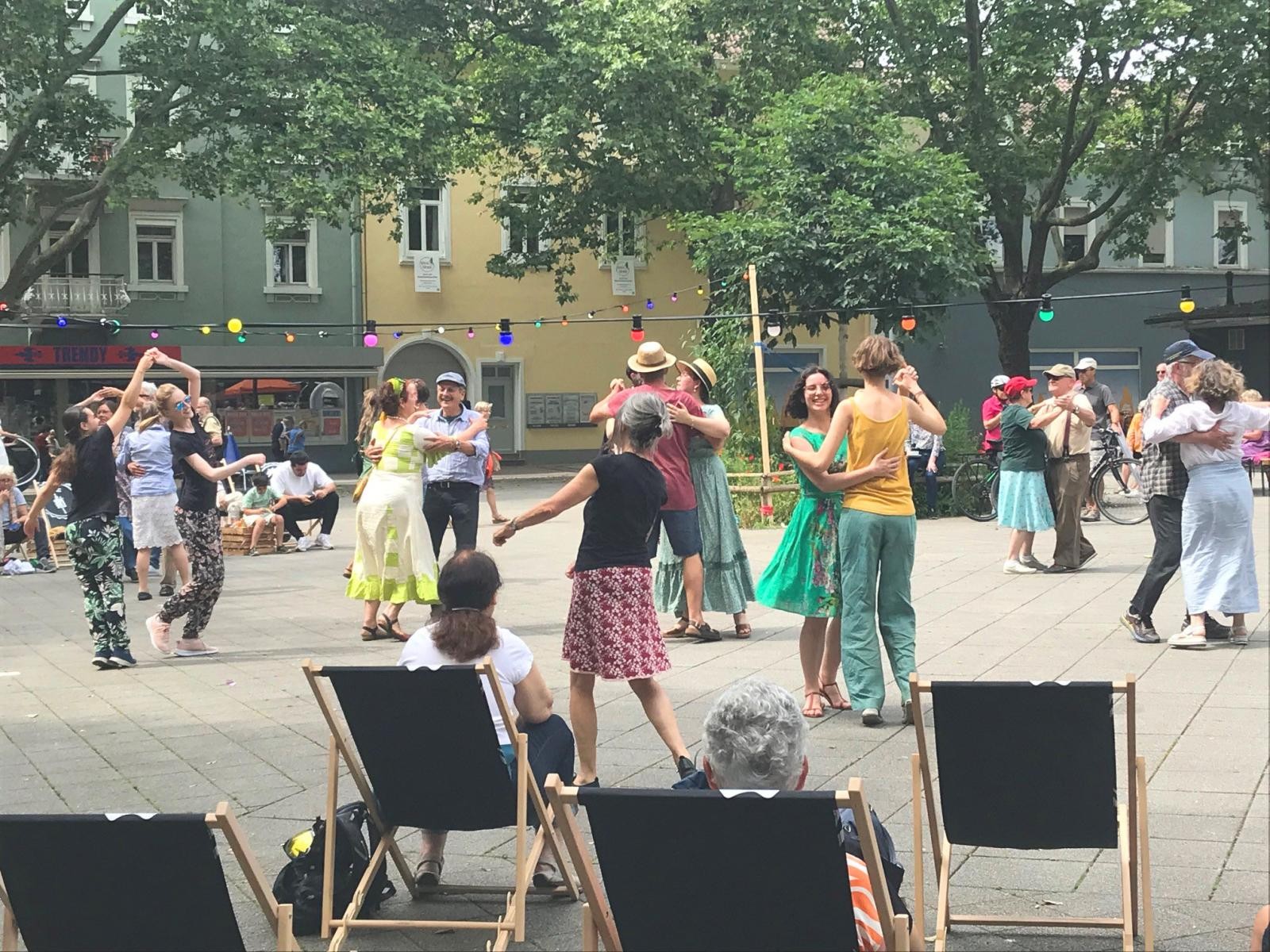 Tanzende auf dem Marktplatz