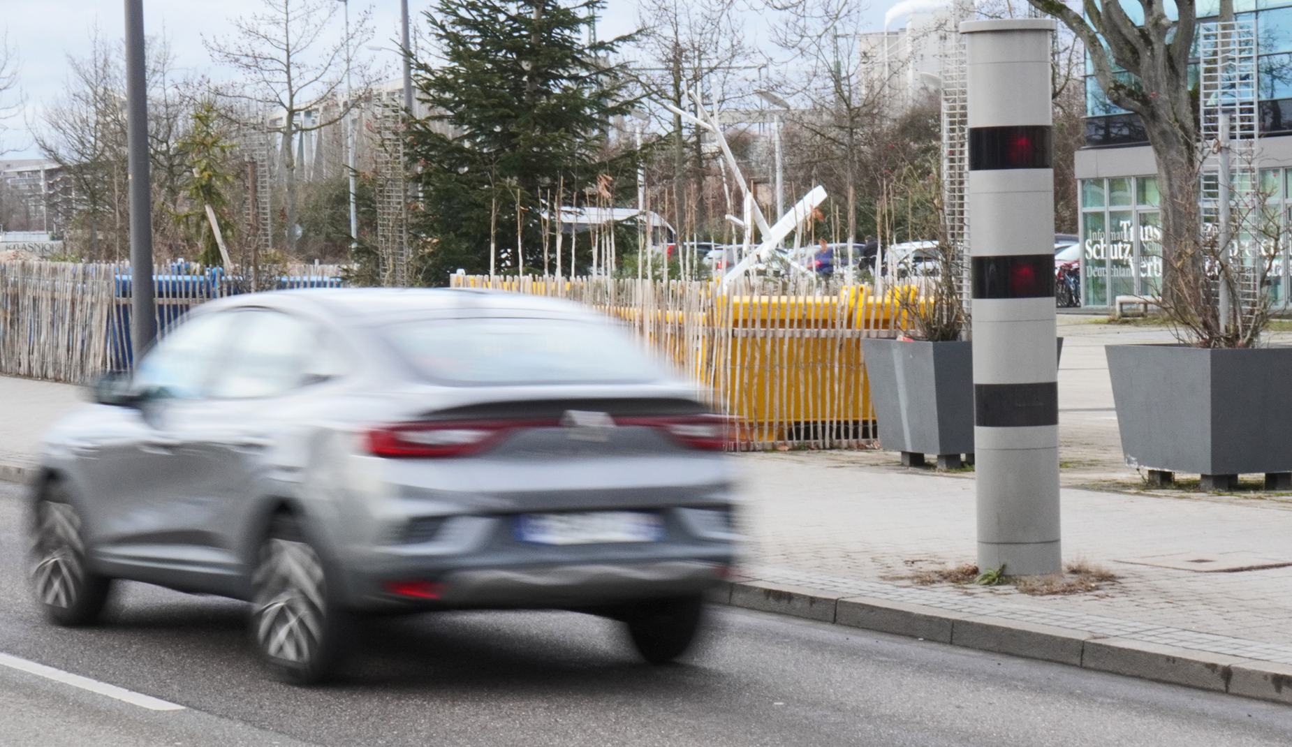 Ein Auto fährt an einer Blitzersäule vorbei