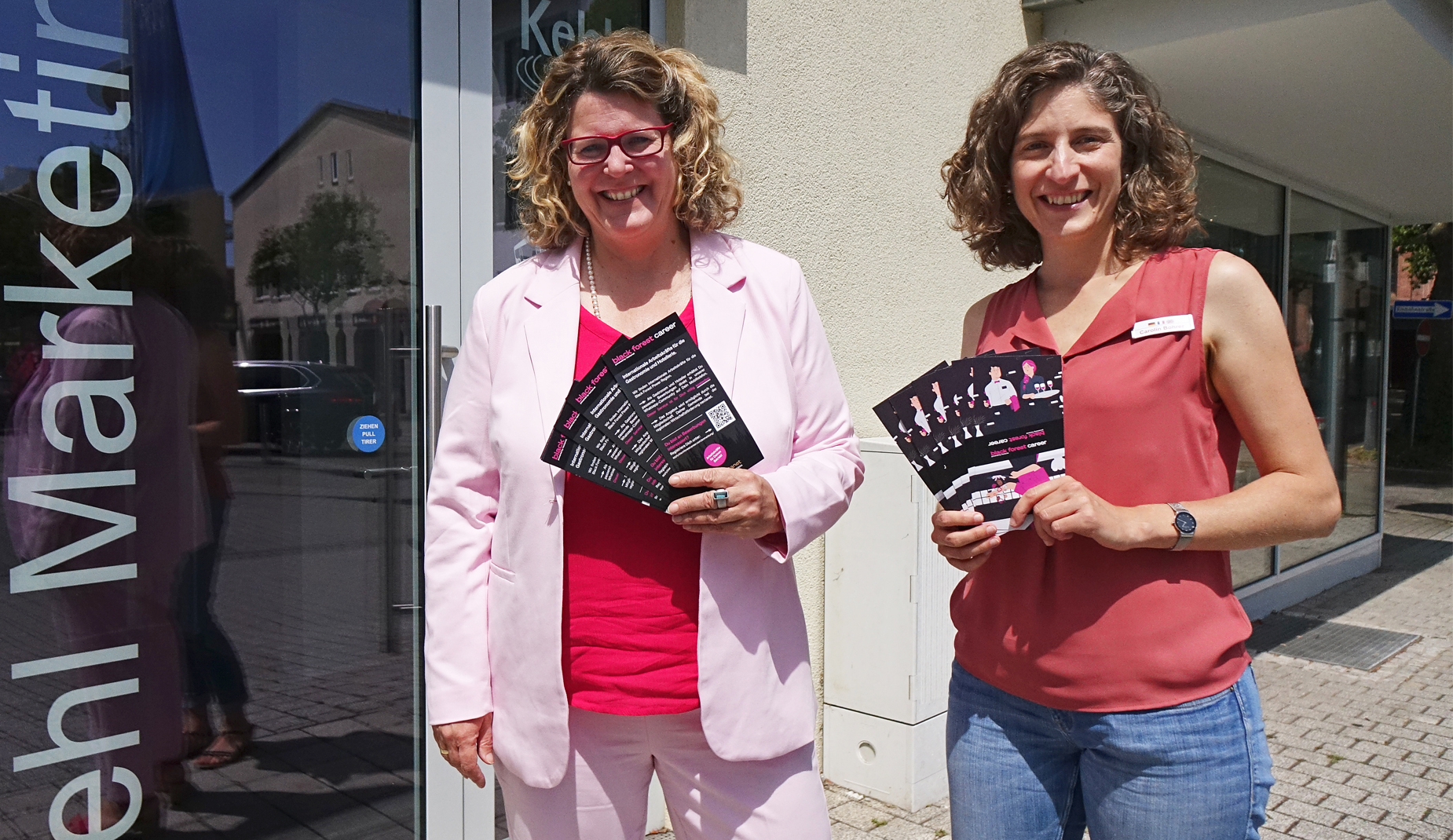 Wirtschaftsförderin Fiona Härtel und Carolin Bohrer von der Kehl Marketing mit einem Flyer zur Kampagne.