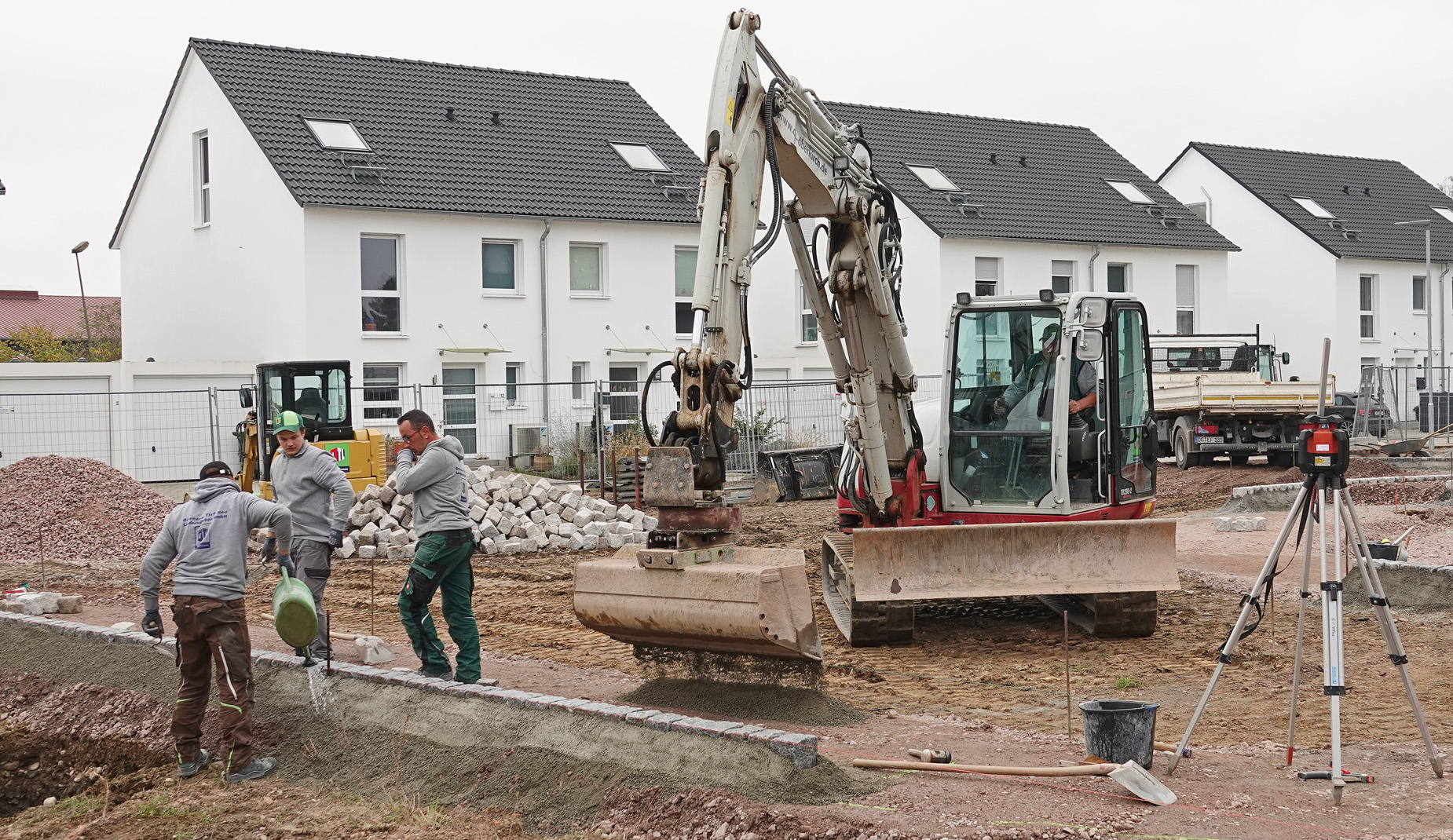 Bauarbeiter legen einen Rundweg an