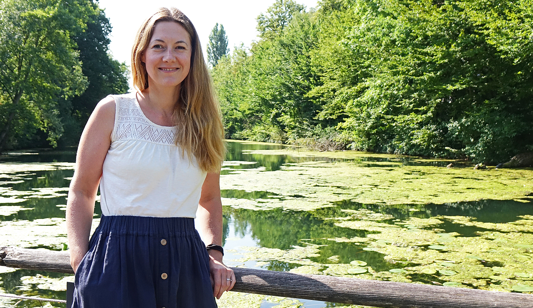 Aufnahme von Christine Gerardine. Im Hintergrund ist der Altrhein zu sehen.